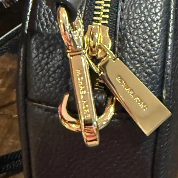 Michael Kors Black Pebbled Leather Canteen Crossbody Bag with Gold Hardware - Picture 5 of 12